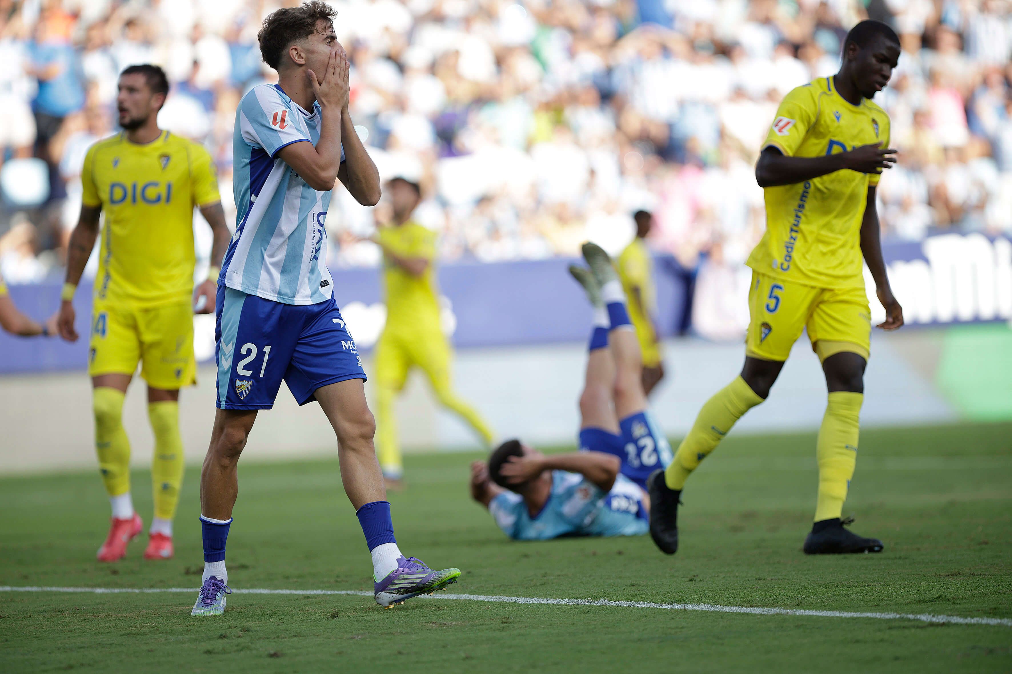  Adrián Niño se lamenta en el Málaga - Cádiz.
