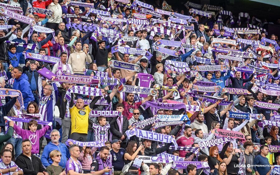  Afición del Real Valladolid ante el Sporting.
