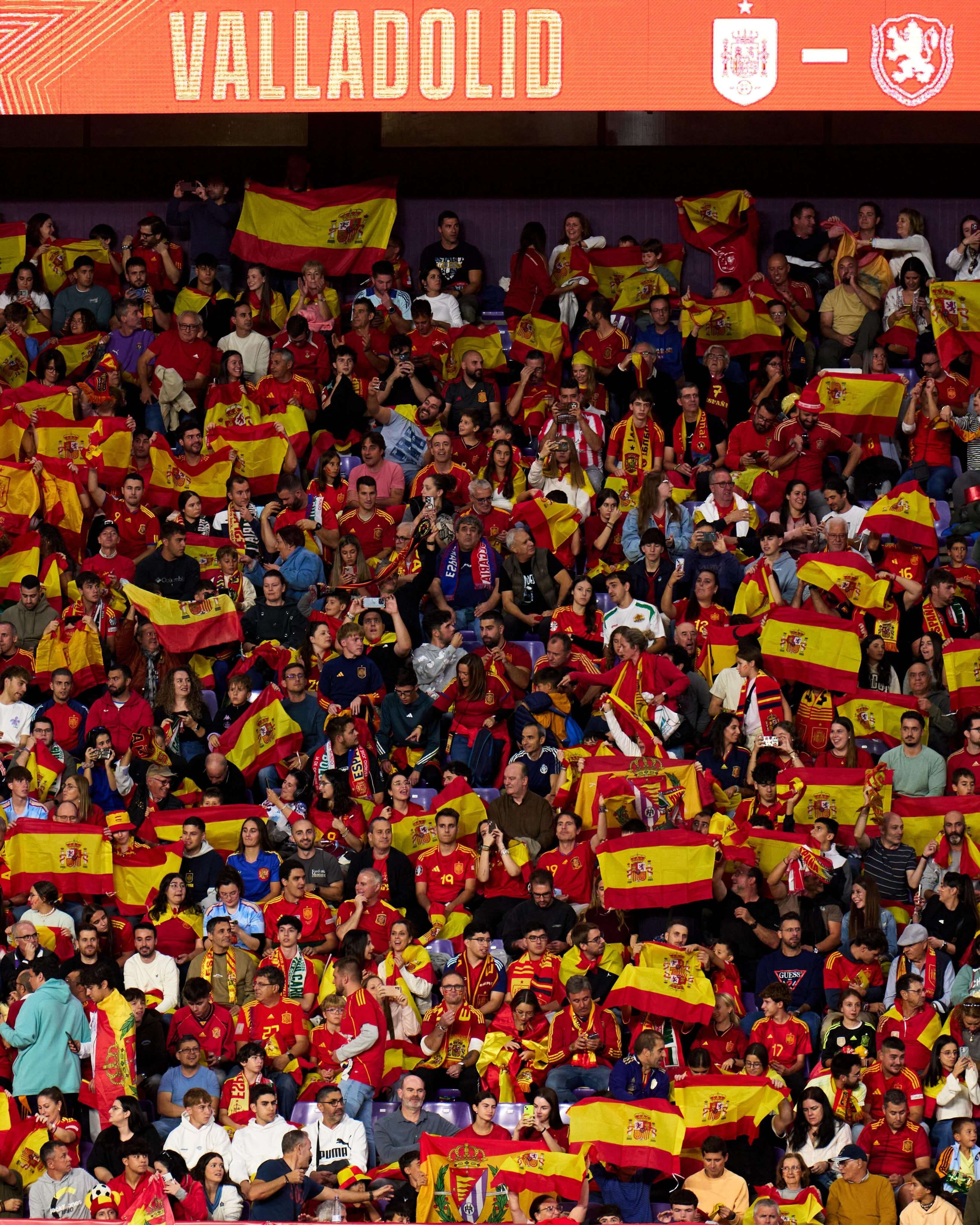 Afición presenciando el España - Bulgaria en Zorrilla (@SeFútbol).