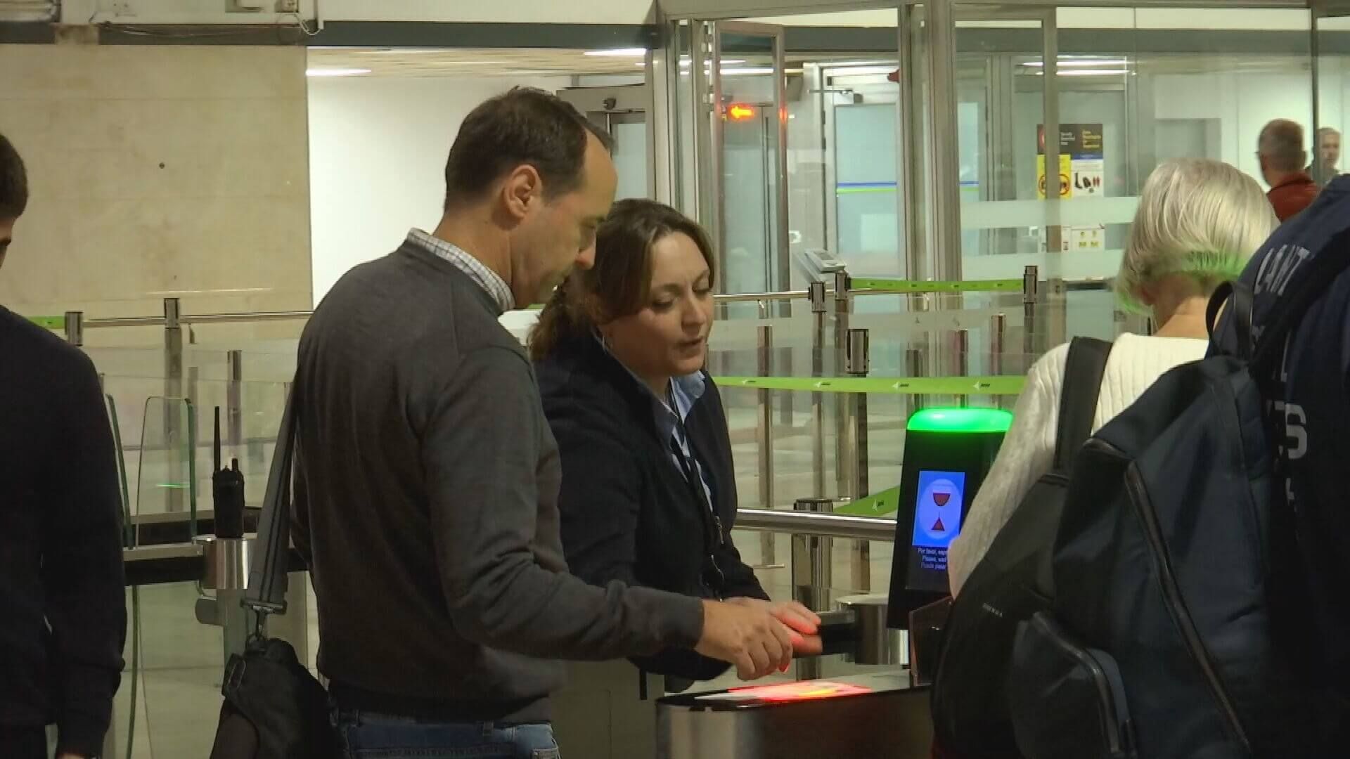 David pasa el control del aeropuerto antes de viajar a Lieja