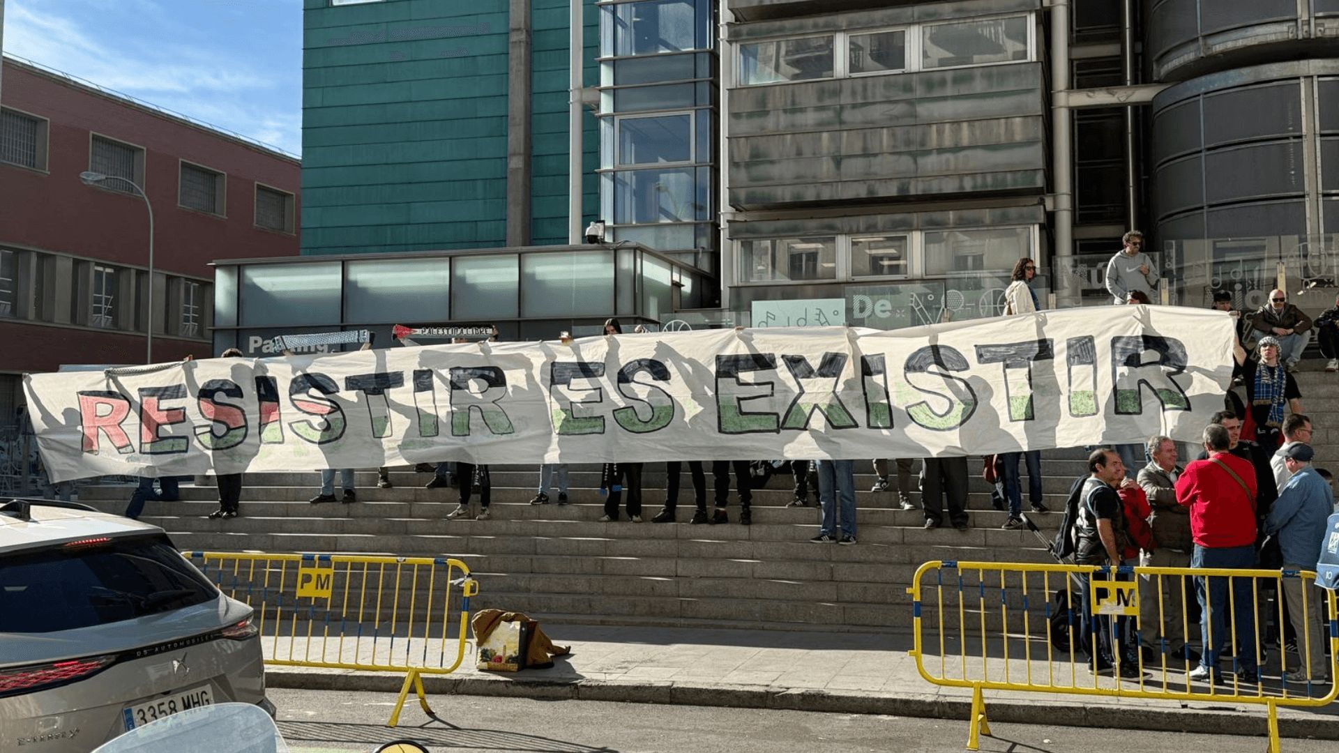  Aficionados de Estudiantes, a favor de Palestina.