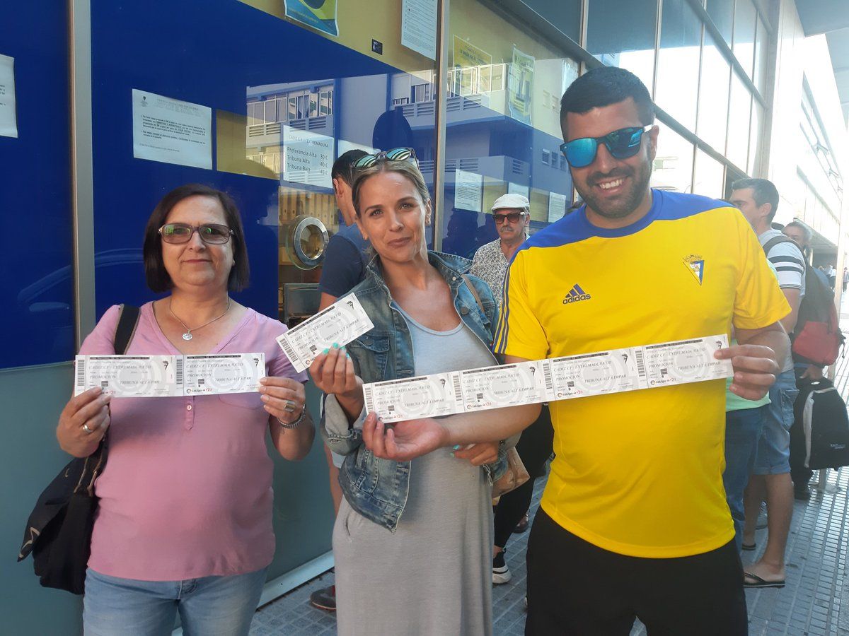 Aficionados del Cádiz comprando entradas en las taquillas.