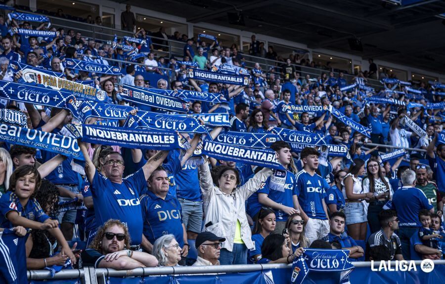 Aficionados del Real Oviedo en el Carlos Tartiere.