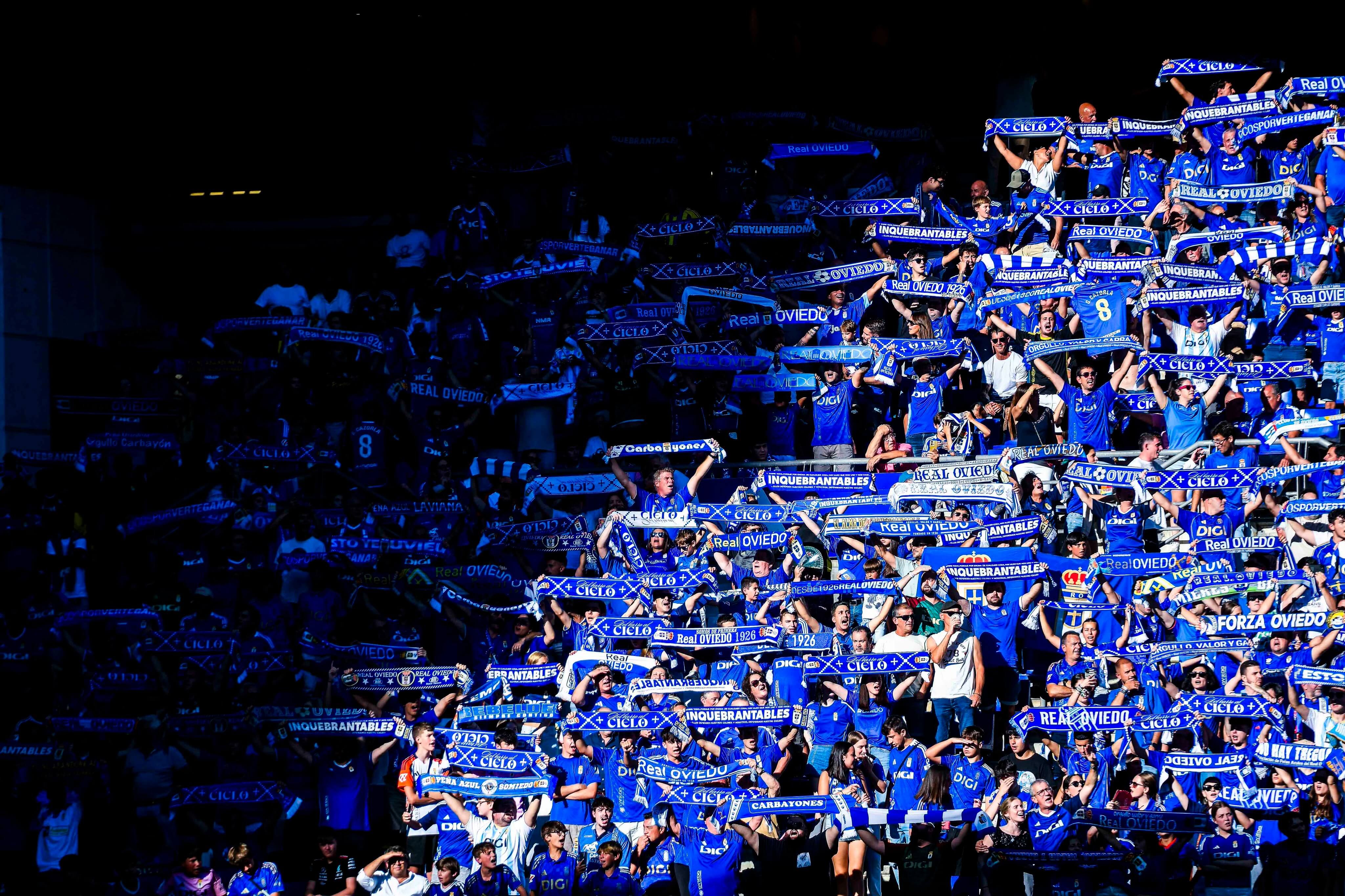  Aficionados del Real Oviedo.