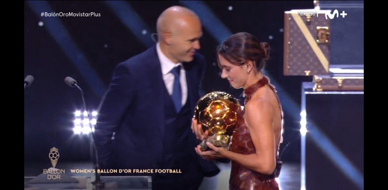 Aitana Bonmati recibe el Balón de Oro de Andrés Iniesta (captura Movistar+)