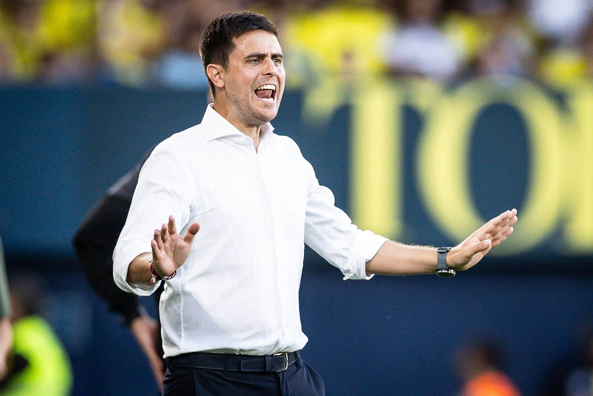  Alessio Lisci da instrucciones en el Villarreal-Osasuna.