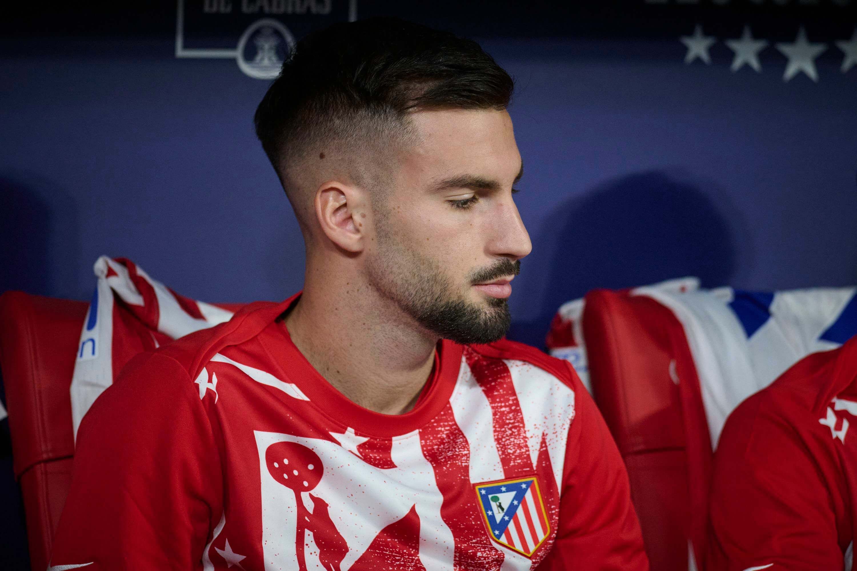 Álex Baena, en el banquillo del Atlético de Madrid.
