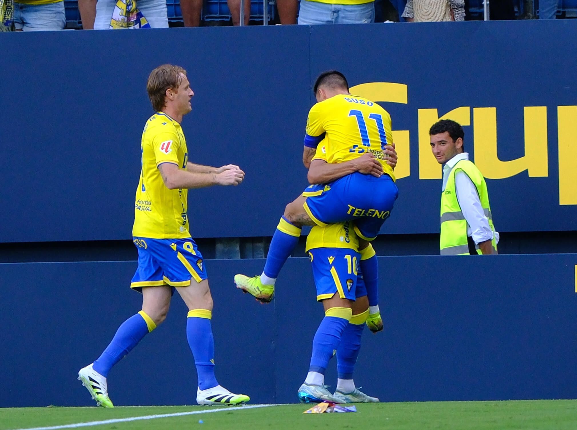  Álex Fernández celebra un gol con el Cádiz.