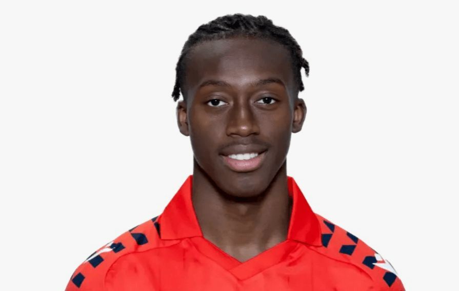 Aly Kall Doumbia posa con la elástica del filial rojillo. (Foto: CA Osasuna)