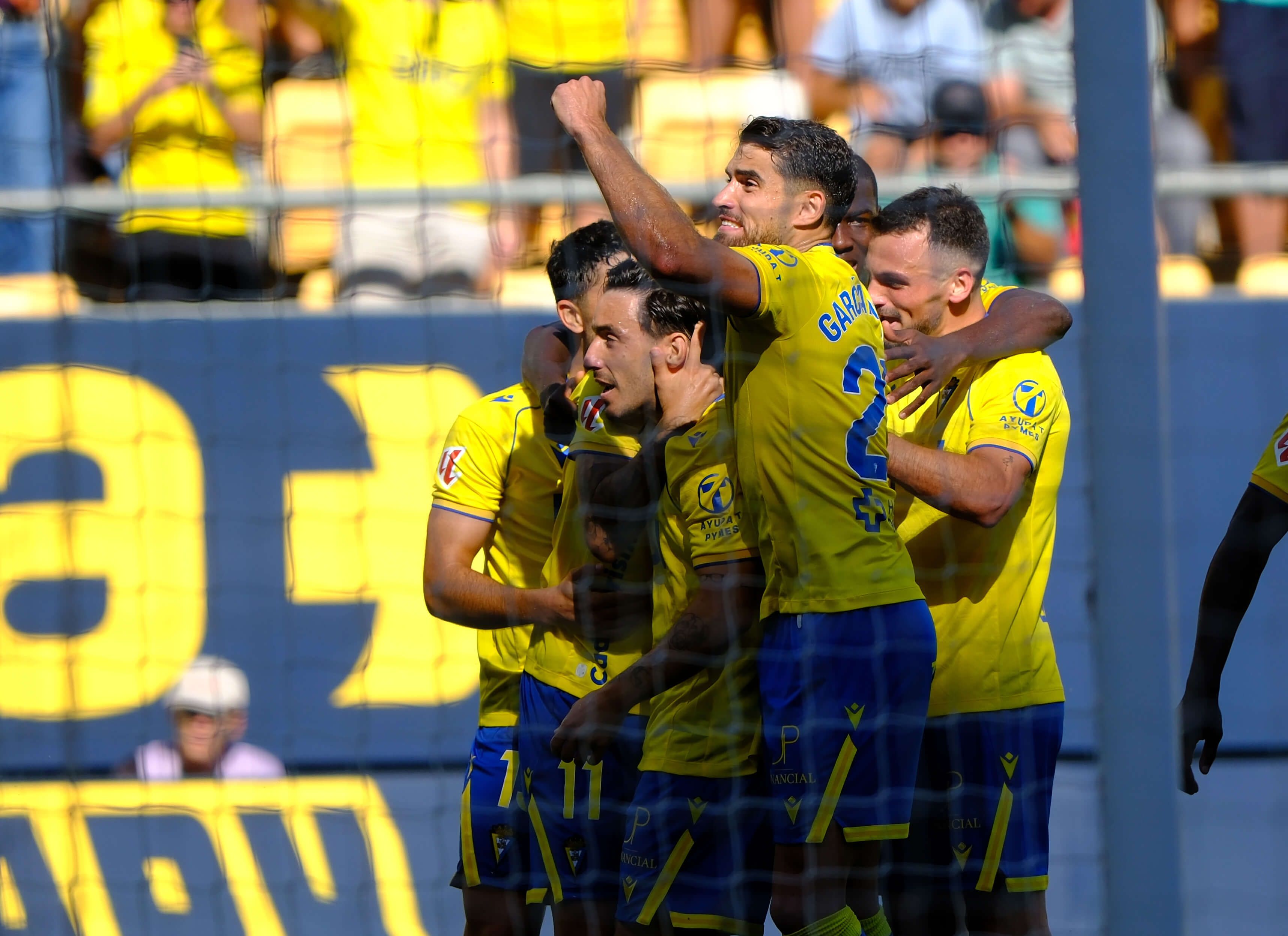  Álvaro García Pascual celebra un gol del Cádiz.