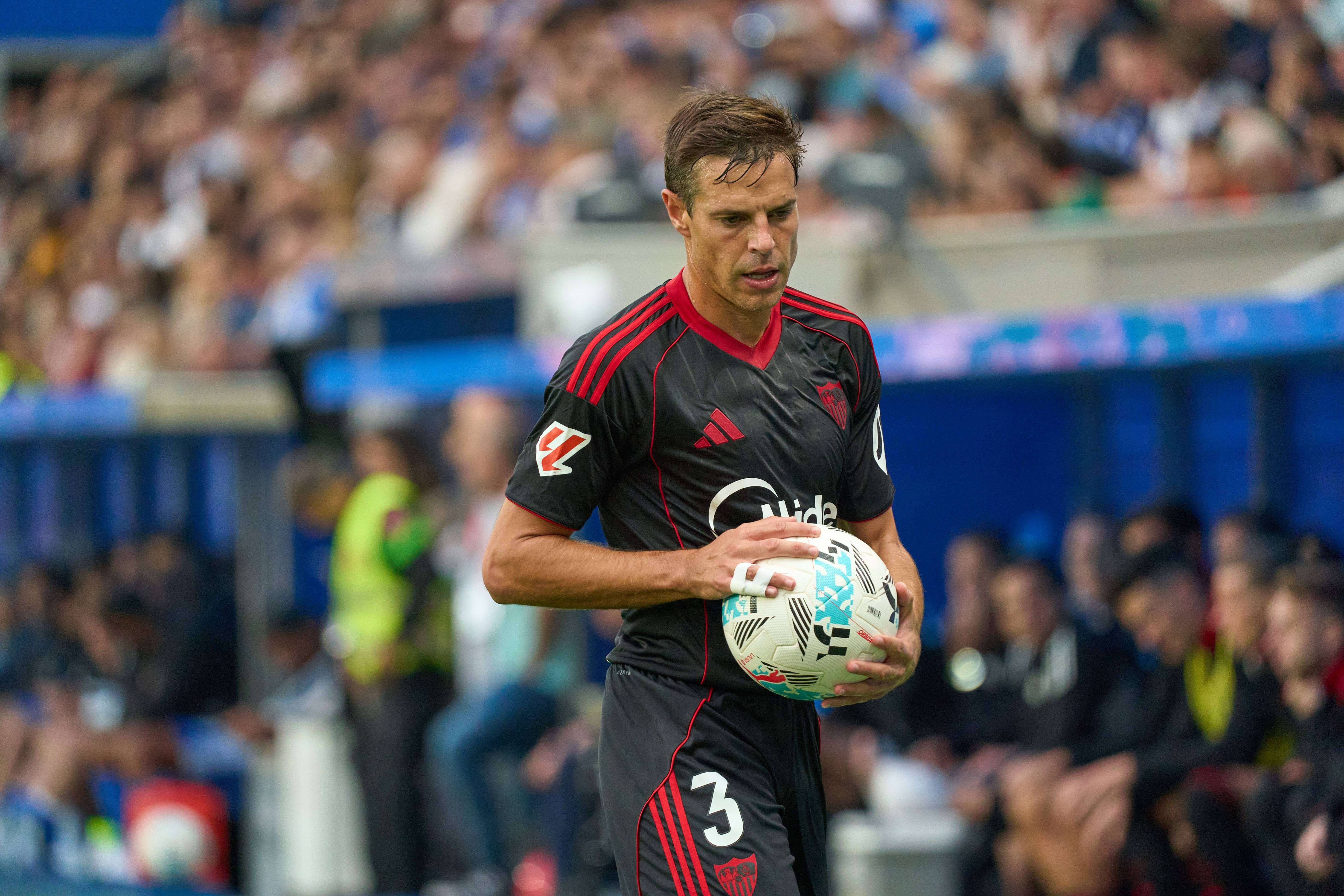 César Azpilicueta, ante el Alavés.