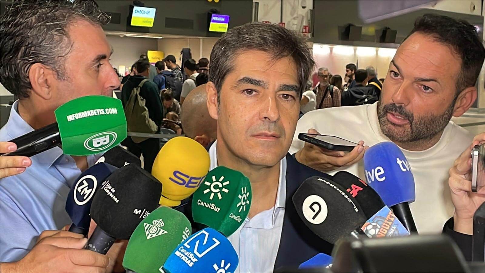 Ángel Haro, en la salida del Betis hacia Genk.