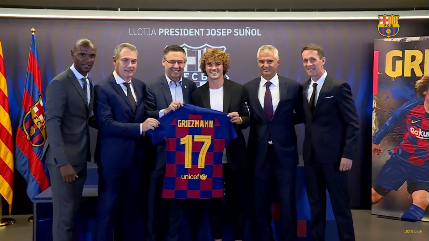 Antoine Griezmann posa con su camiseta con el dorsal 17.