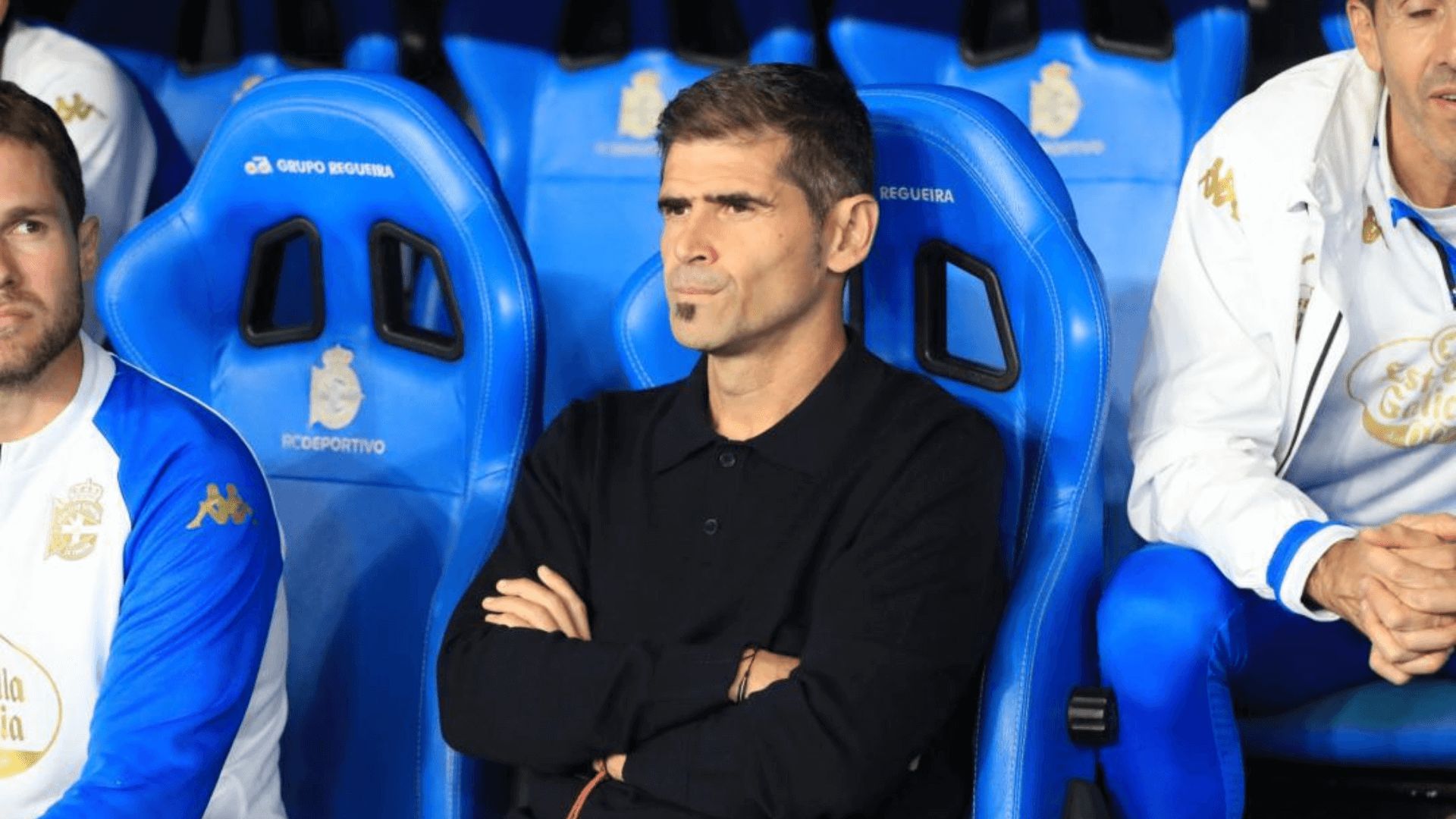 Antonio Hidalgo, en el banquillo de Riazor.