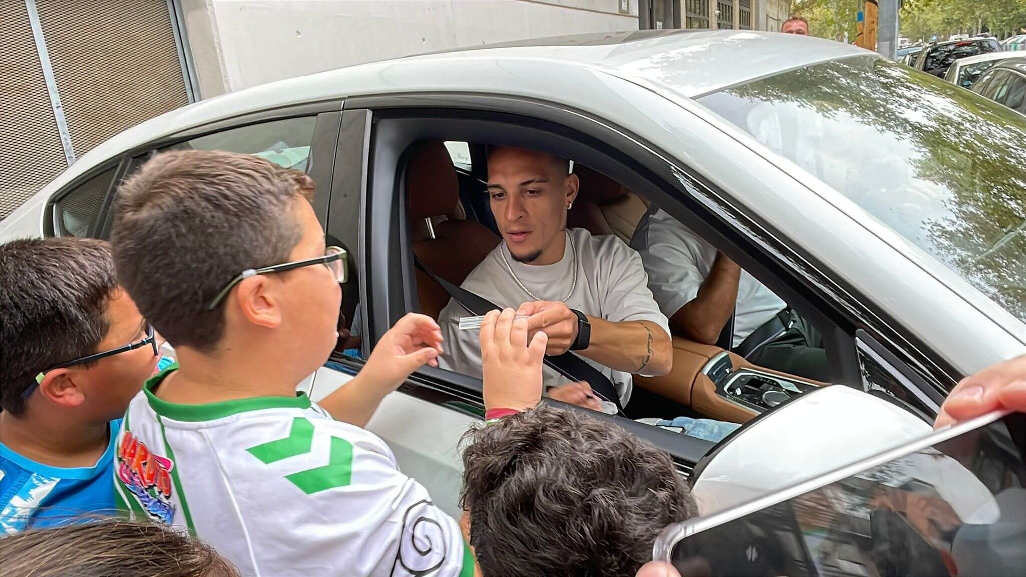 El cariño del beticismo a Antony a la salida del entrenamiento.