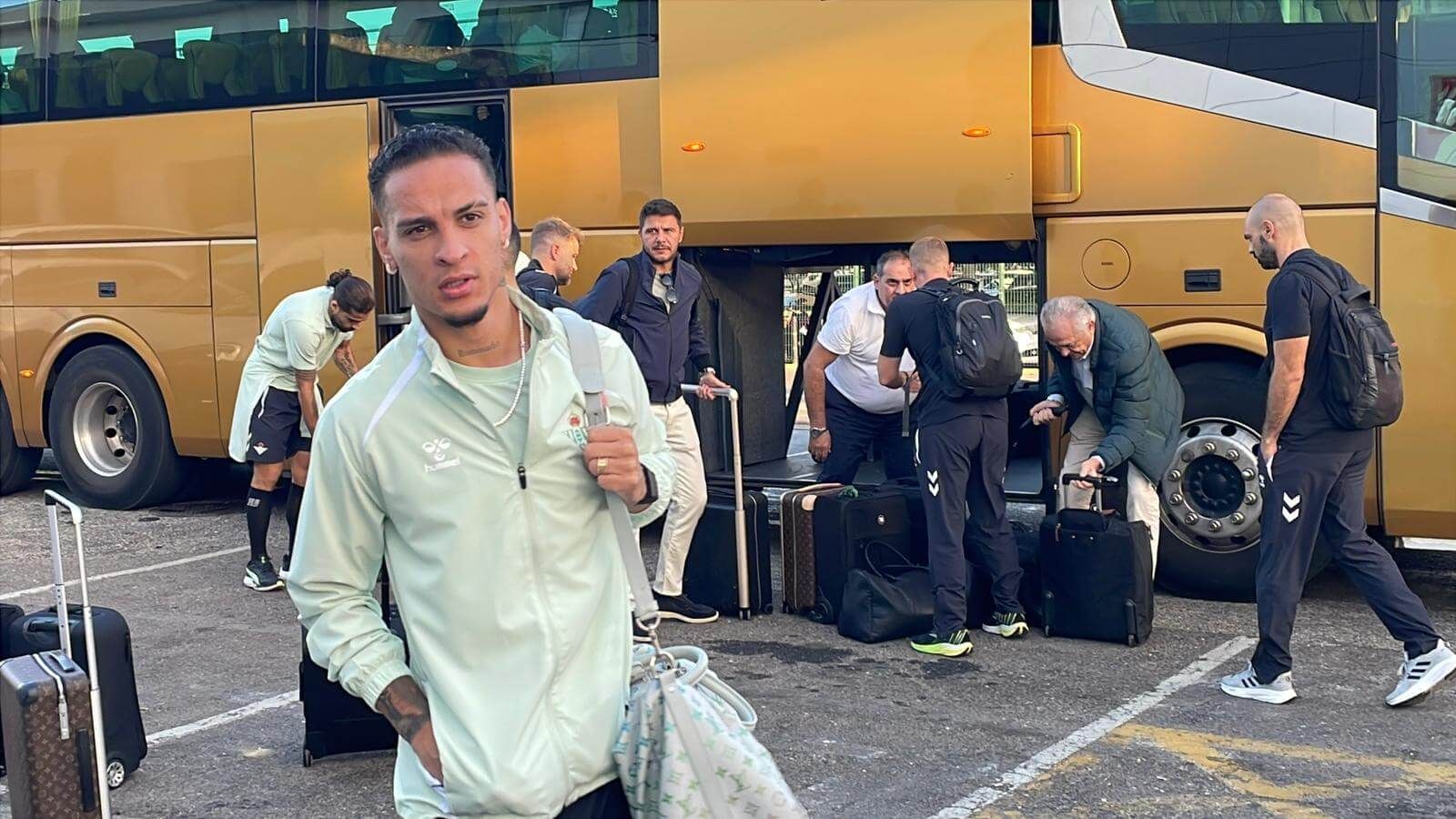 Antony, en la salida del Betis hacia Genk.