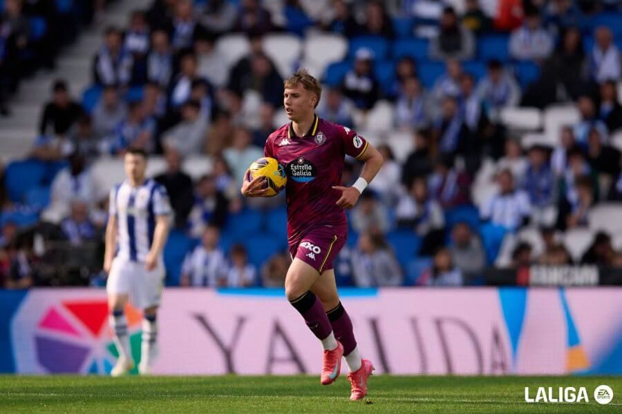  Arnu recoge el balón de la portería tras el gol de Latasa.