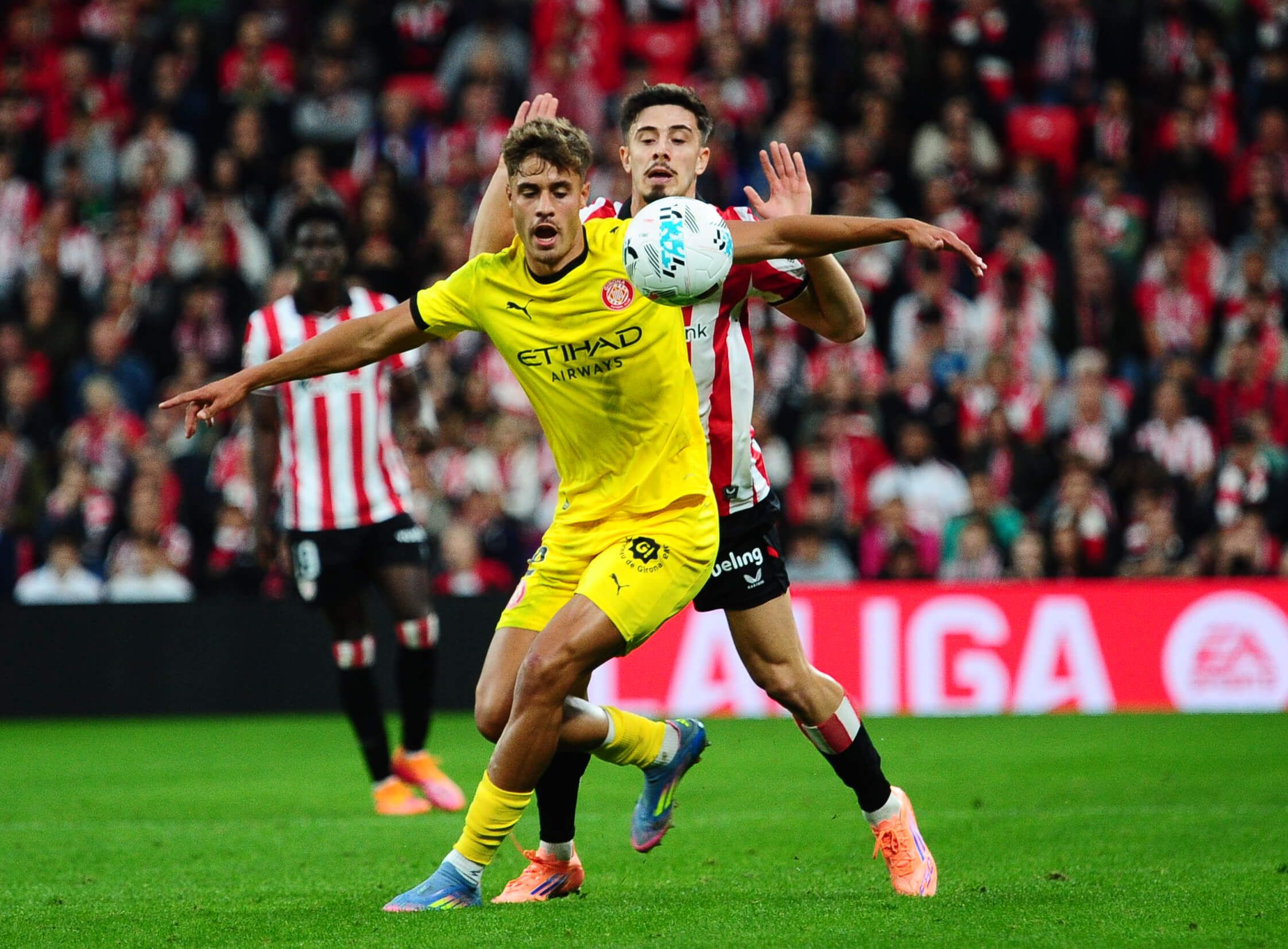  Hugo Rincón pelea un balón con Nico Serrano en el Athletic-Girona.