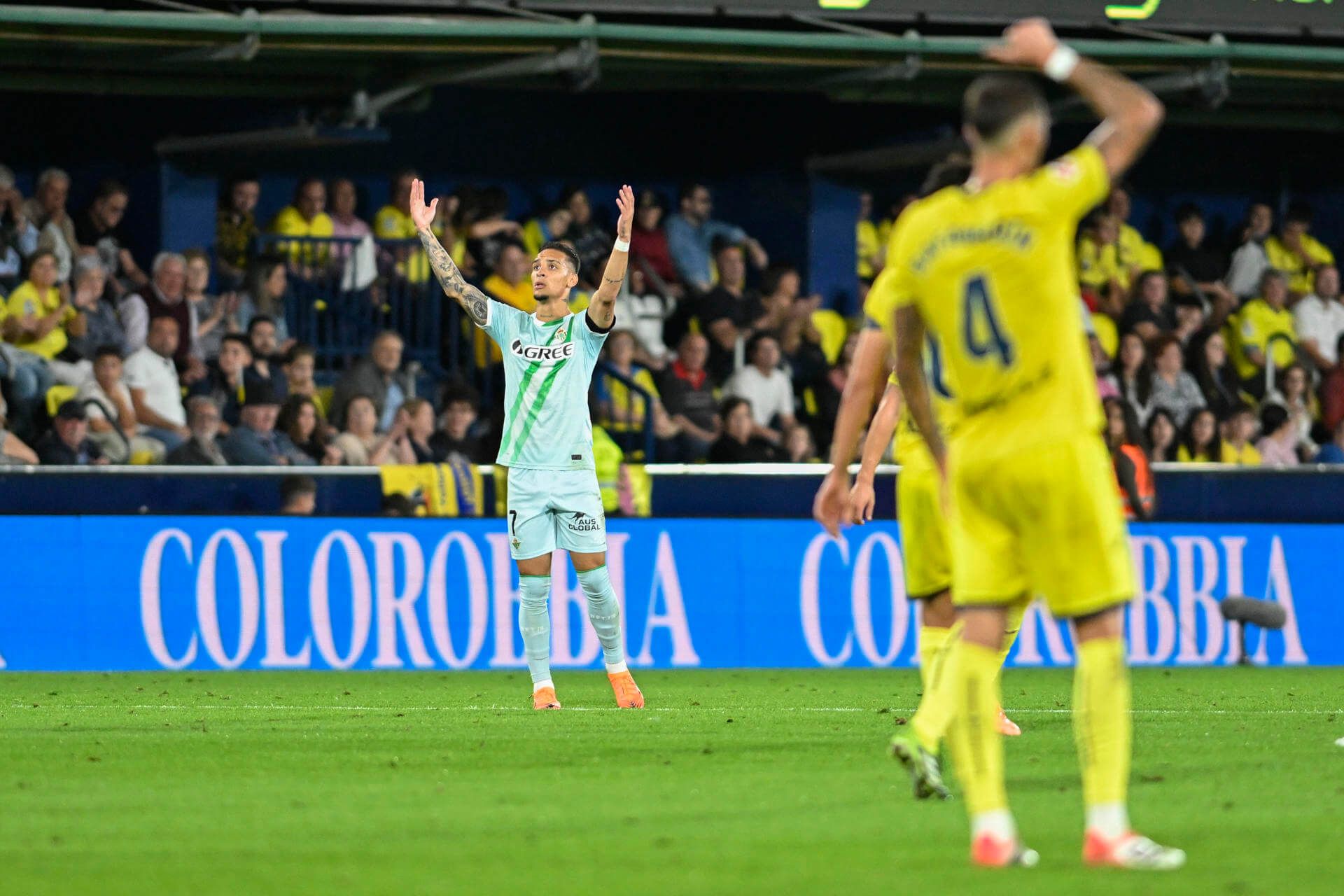  Antony celebra uno de sus goles al Villarreal