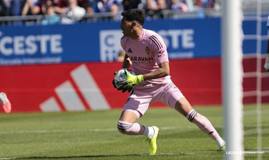 Andrada, con el balón en las manos en el Zaragoza-Córdoba (FOTO: LALIGA).