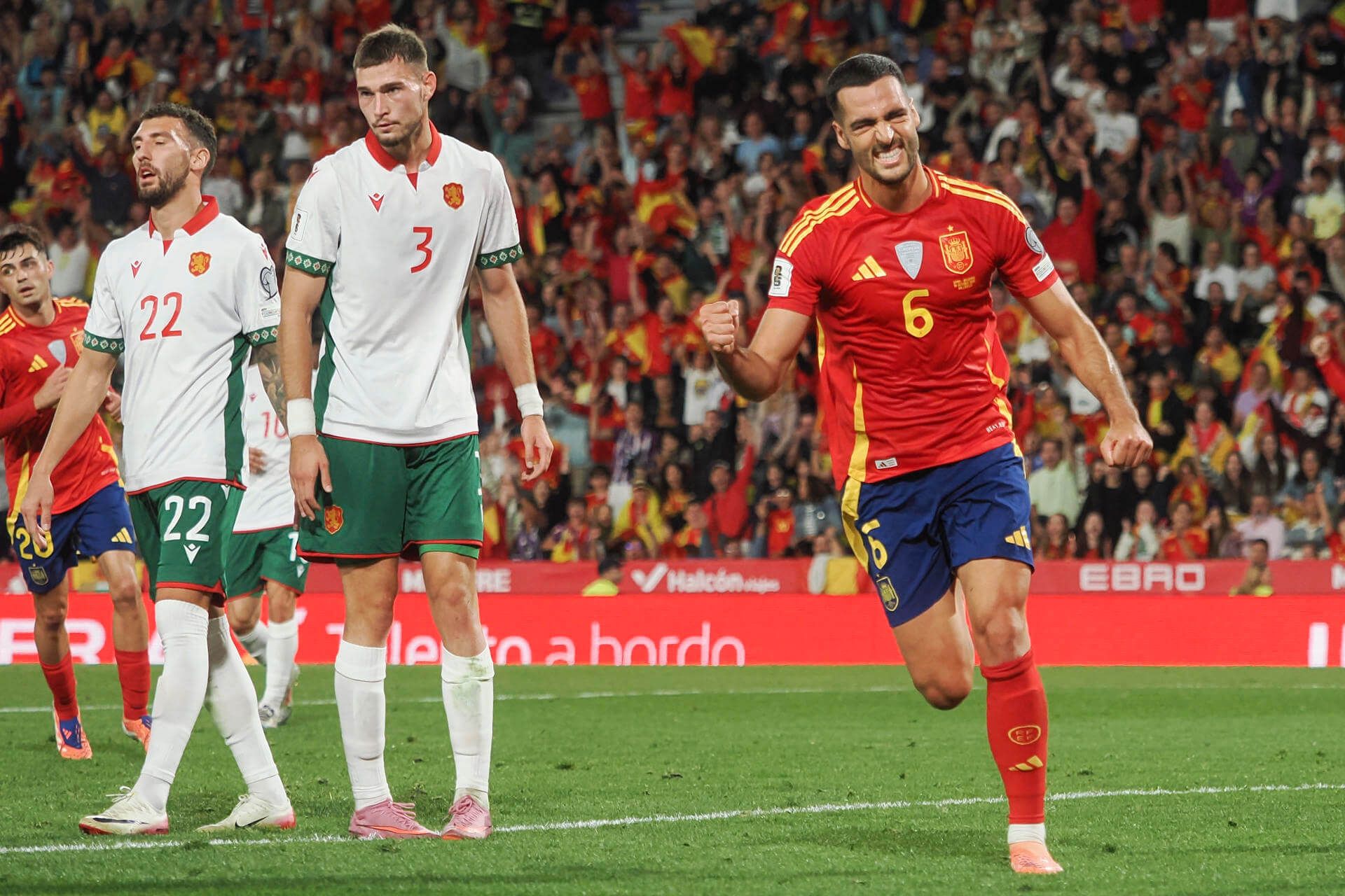 Mikel Merino celebra uno de sus goles en el España-Bulgaria (FOTO: EFE).