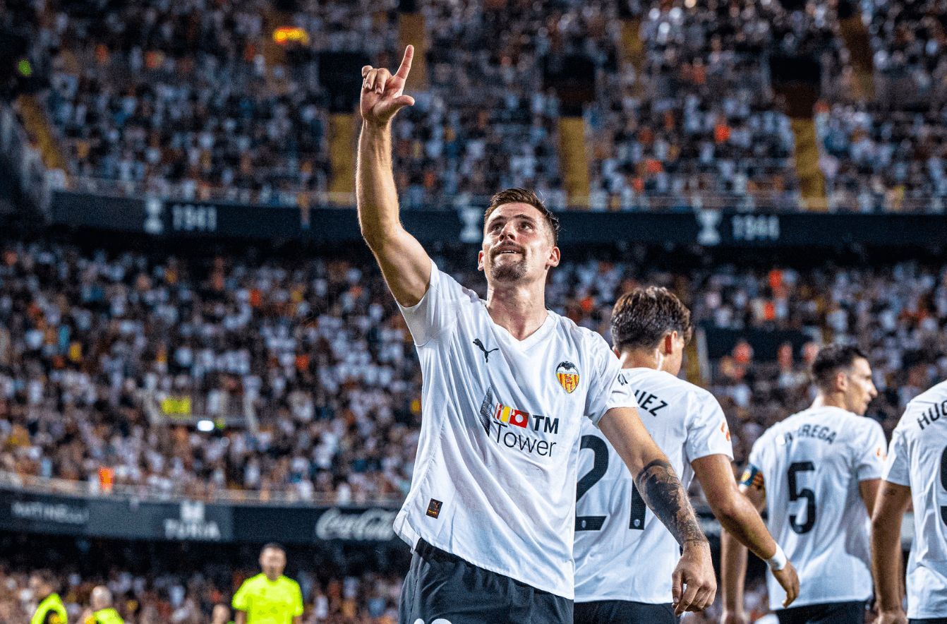  Baptiste Santamaría celebra un gol