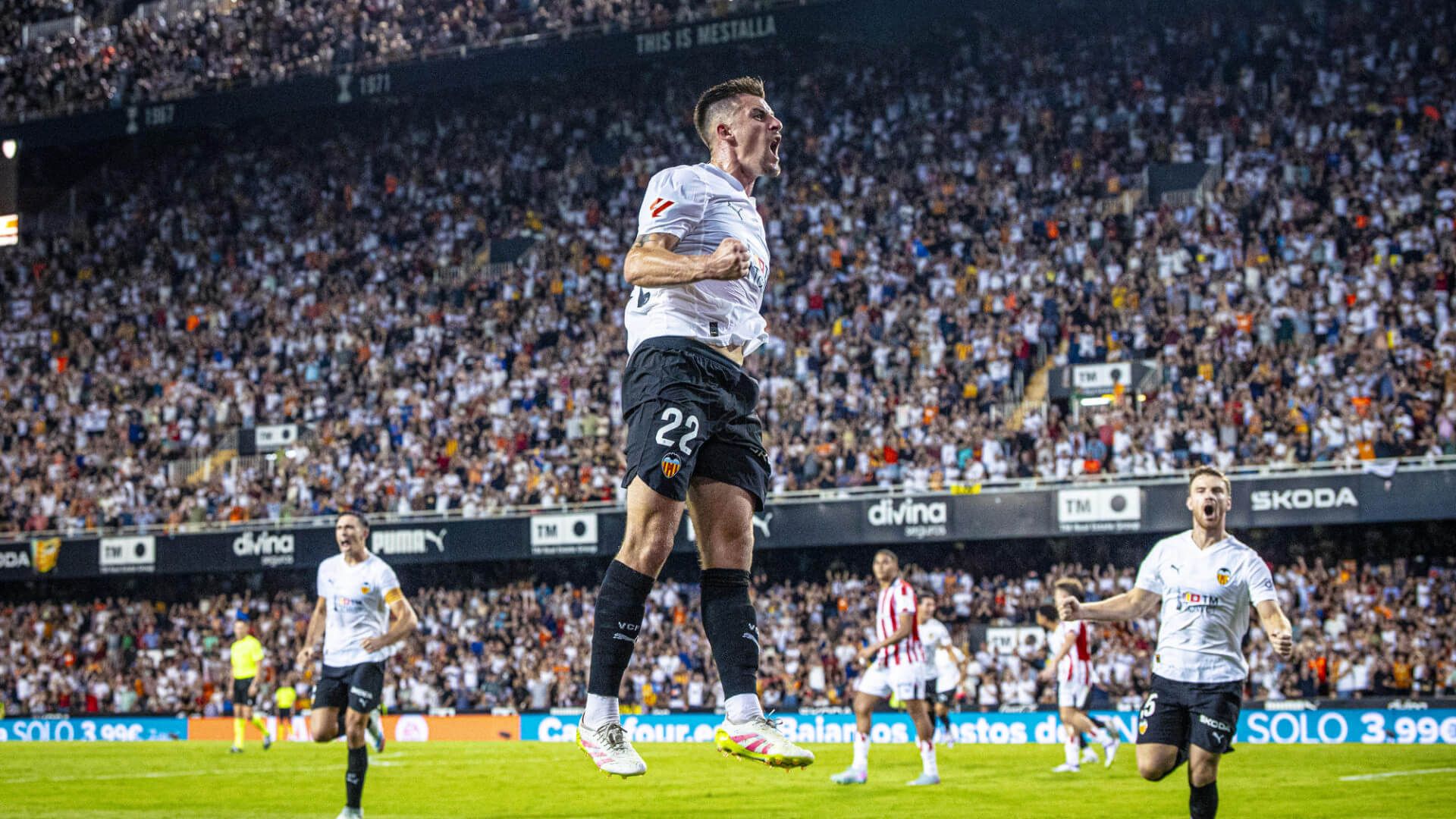  Baptiste Santamaría celebra un gol