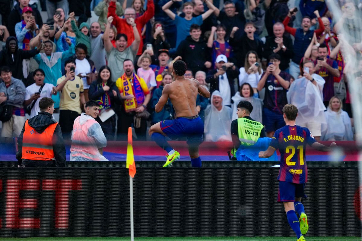  Ronald Araujo celebra con la grada su gol en el Barcelona-Girona.