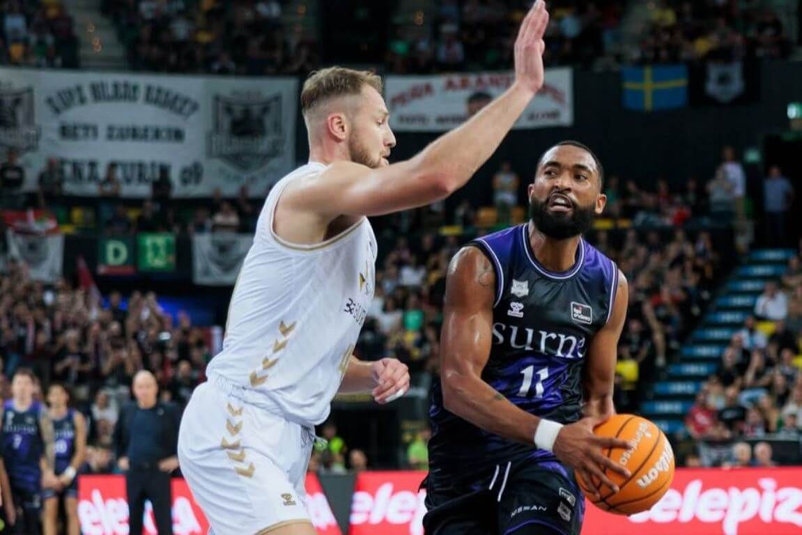  Esfuerzo en la pintura del SURNE Bilbao Basket en un partido de la Liga Endesa.