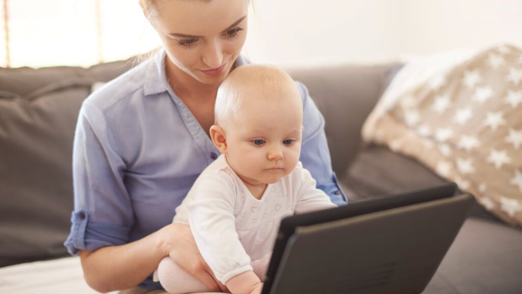  Madre con un bebé jugando con una pantalla