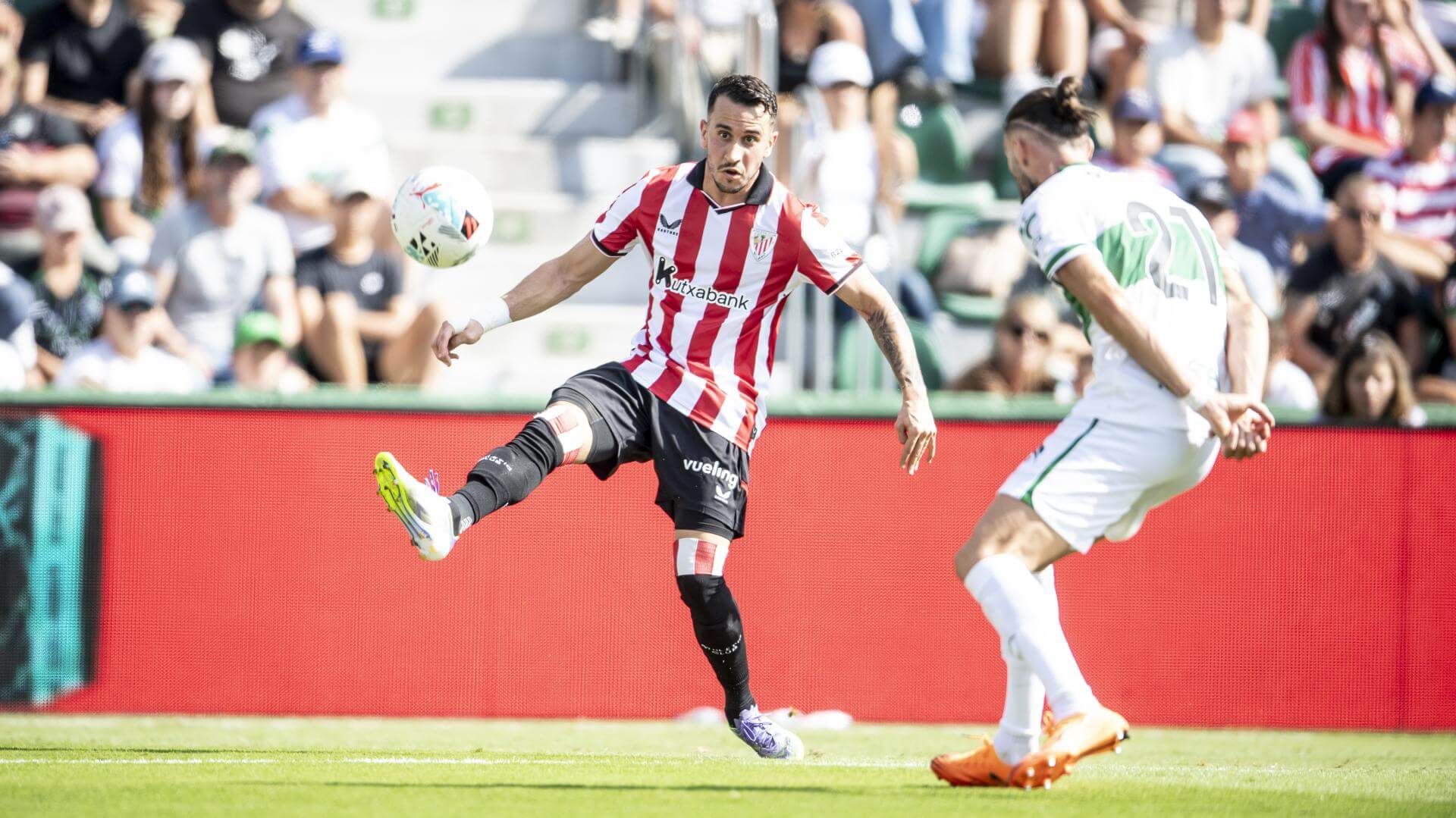  Alex Berenguer, en acción ante el Elche CF de Eder Sarabia en el Martínez Valero.