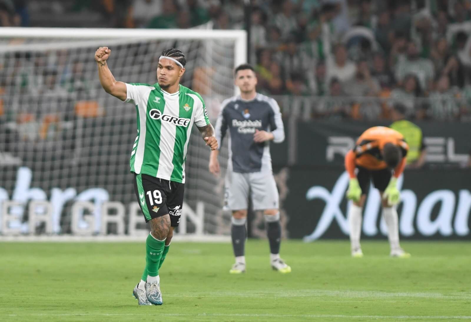  Cucho Hernández celebra su gol en el Betis - Real Sociedad.