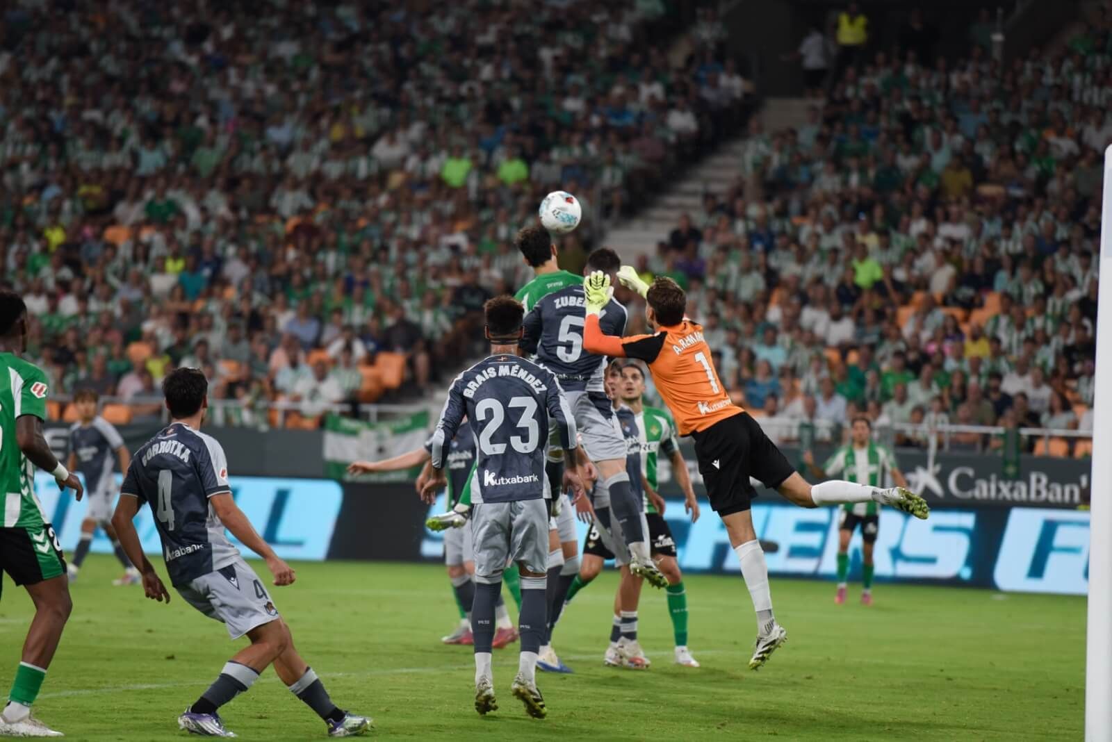  Ez Abde y Álex Remiro, en la jugada del 2-1.