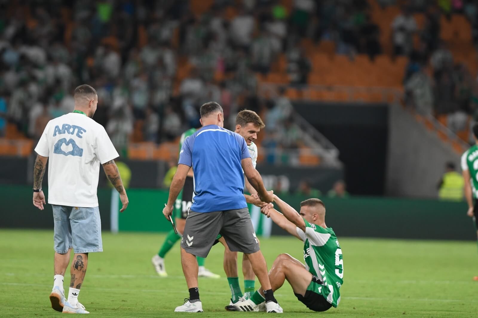  Diego Llorente levanta a Pablo García del suelo tras su fallo.