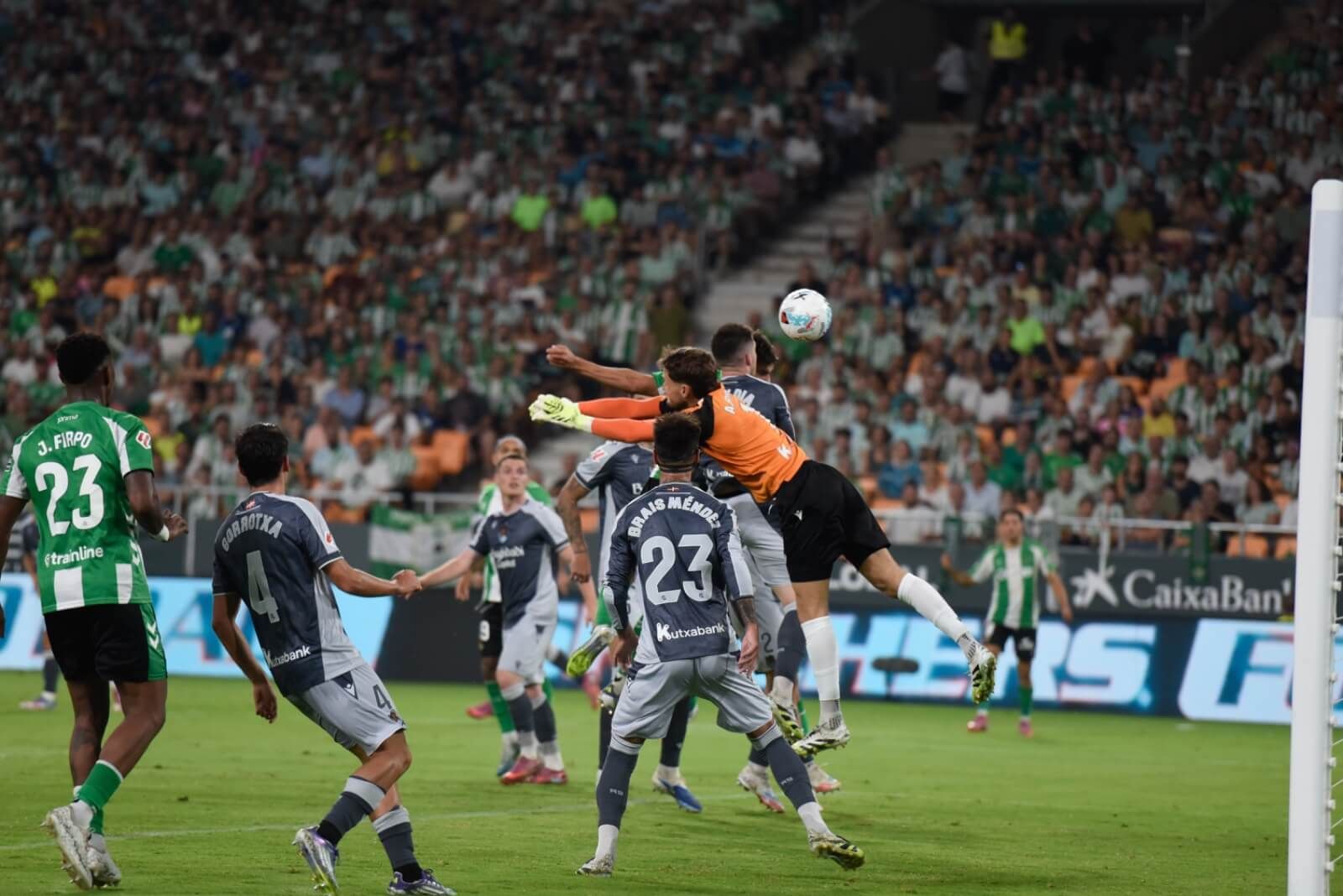  Ez Abde y Álex Remiro, en la jugada del 2-1.