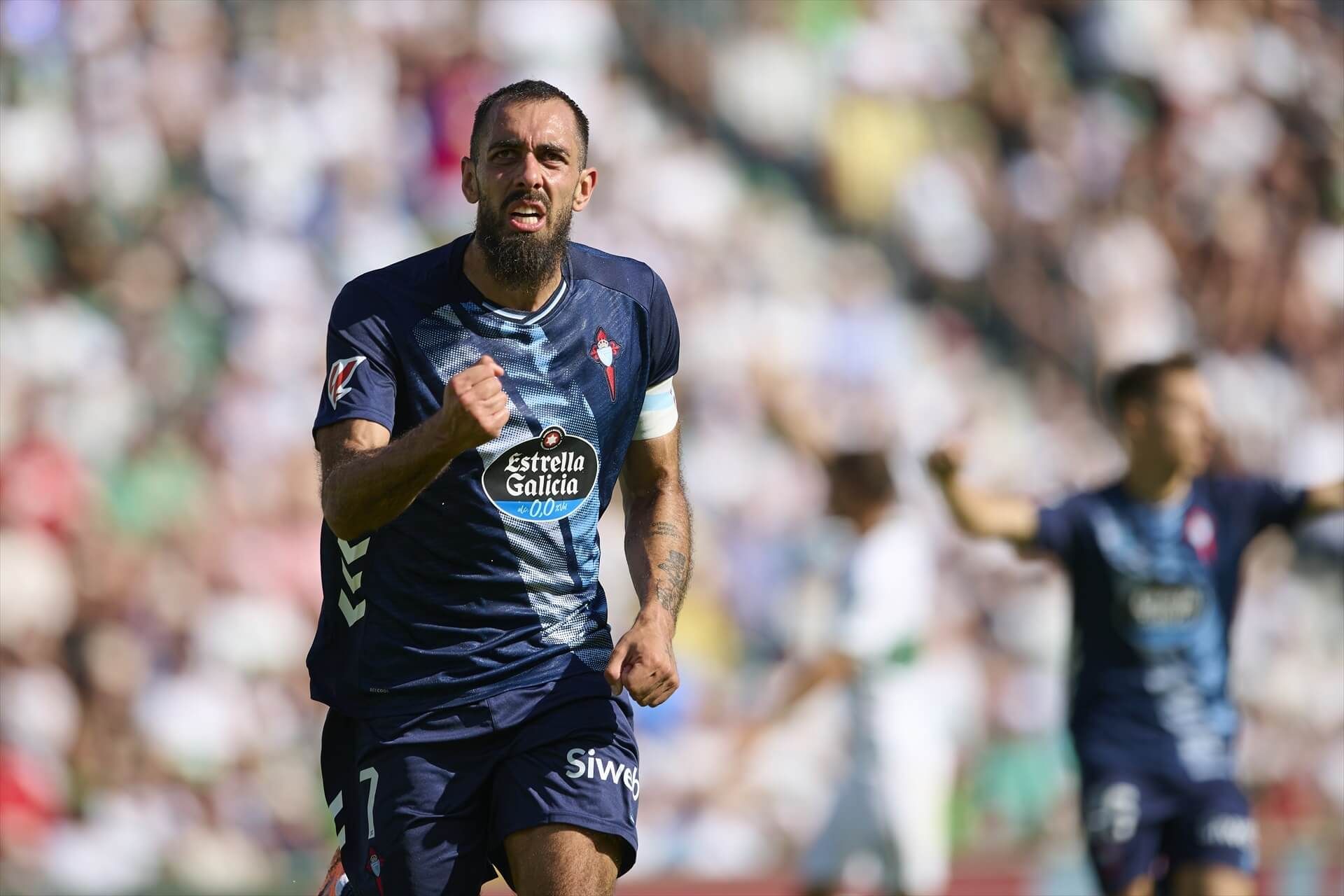 Borja Iglesias celebra su gol en el Elche-Celta.