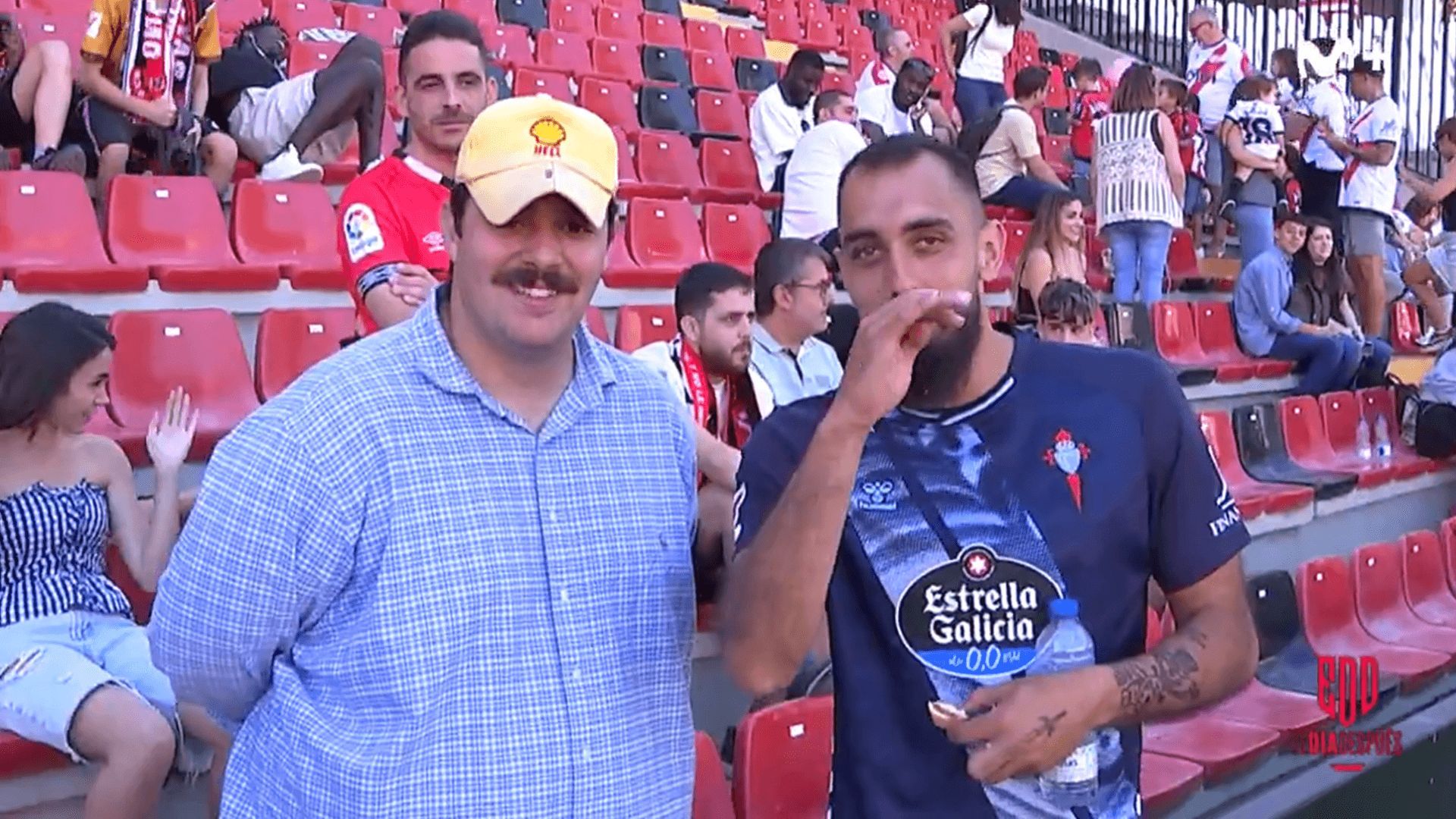 Borja Iglesias, en la grada de Vallecas.