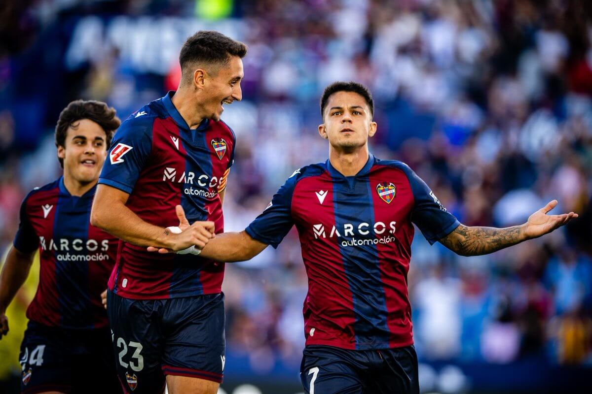  Brugui celebra un gol del Levante.