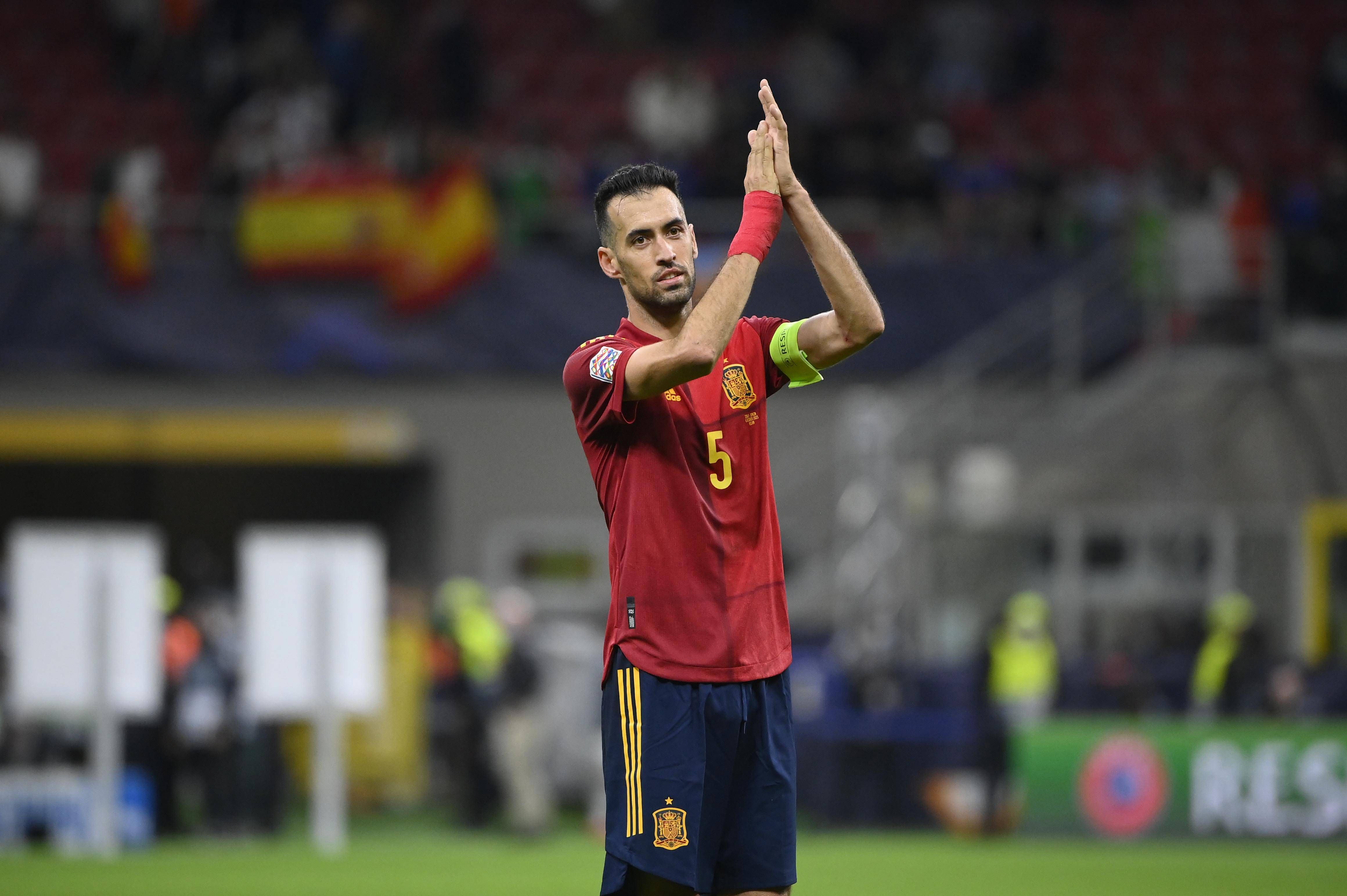  Sergio Busquets aplaude tras el partido (FOTO: Cordón Press).