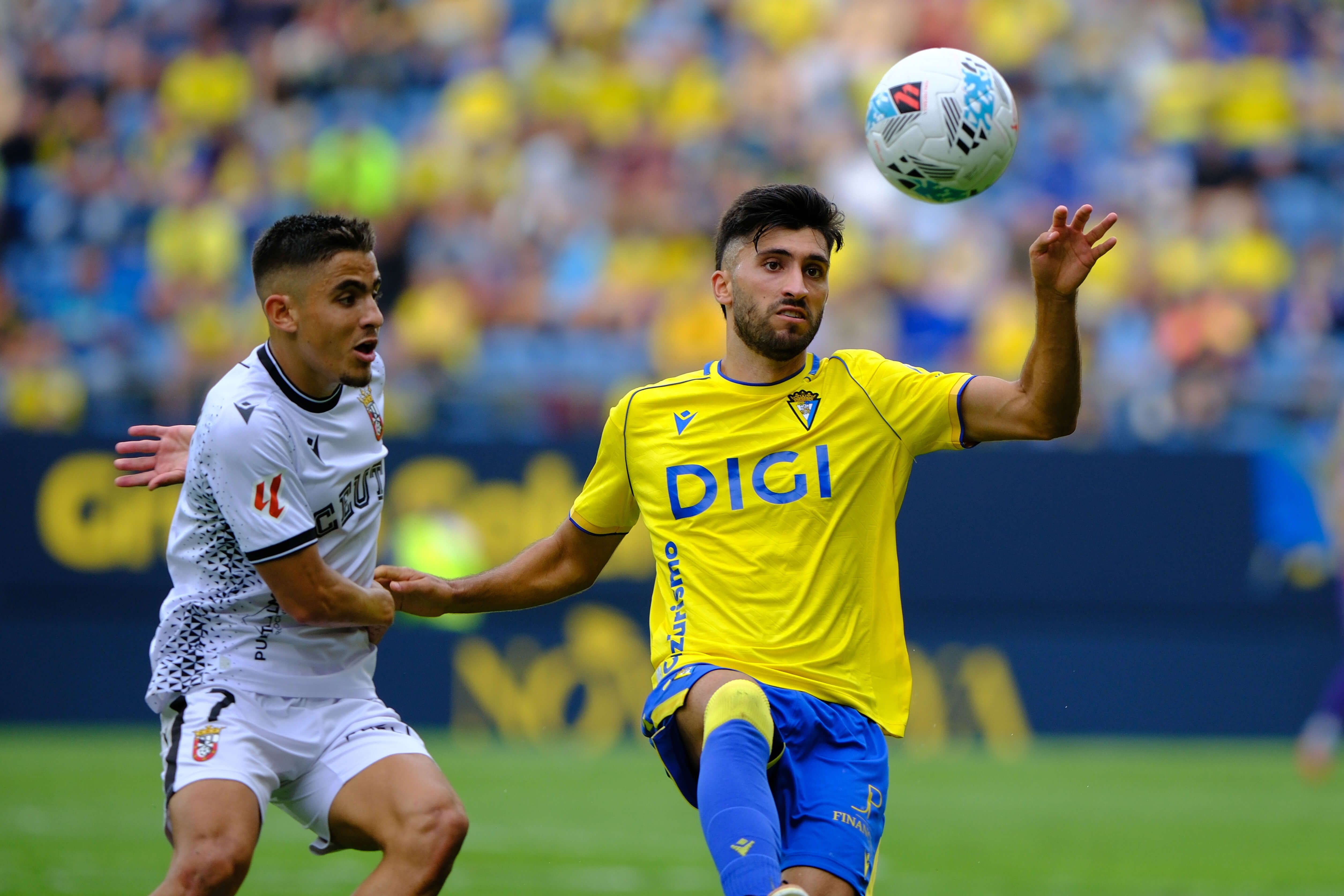  Mario Climent pelea un balón en el Cádiz-Ceuta.