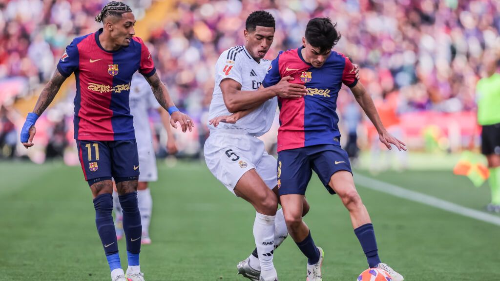 Pedri, Bellingham y Raphinha jugando en un Clásico (Europa Press)