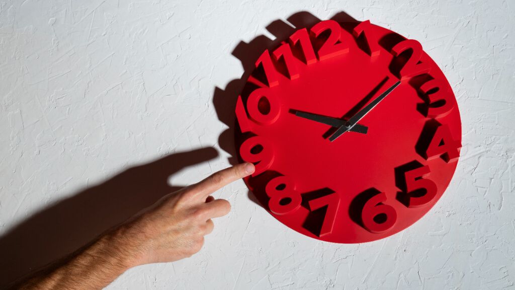 Mano señalando un reloj que marca las diez