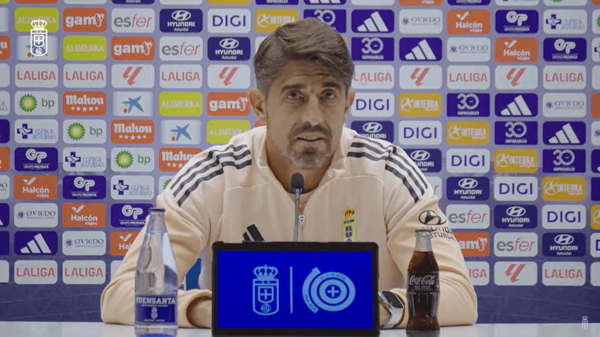  Veljko Paunovic, en rueda de prensa del Real Oviedo.