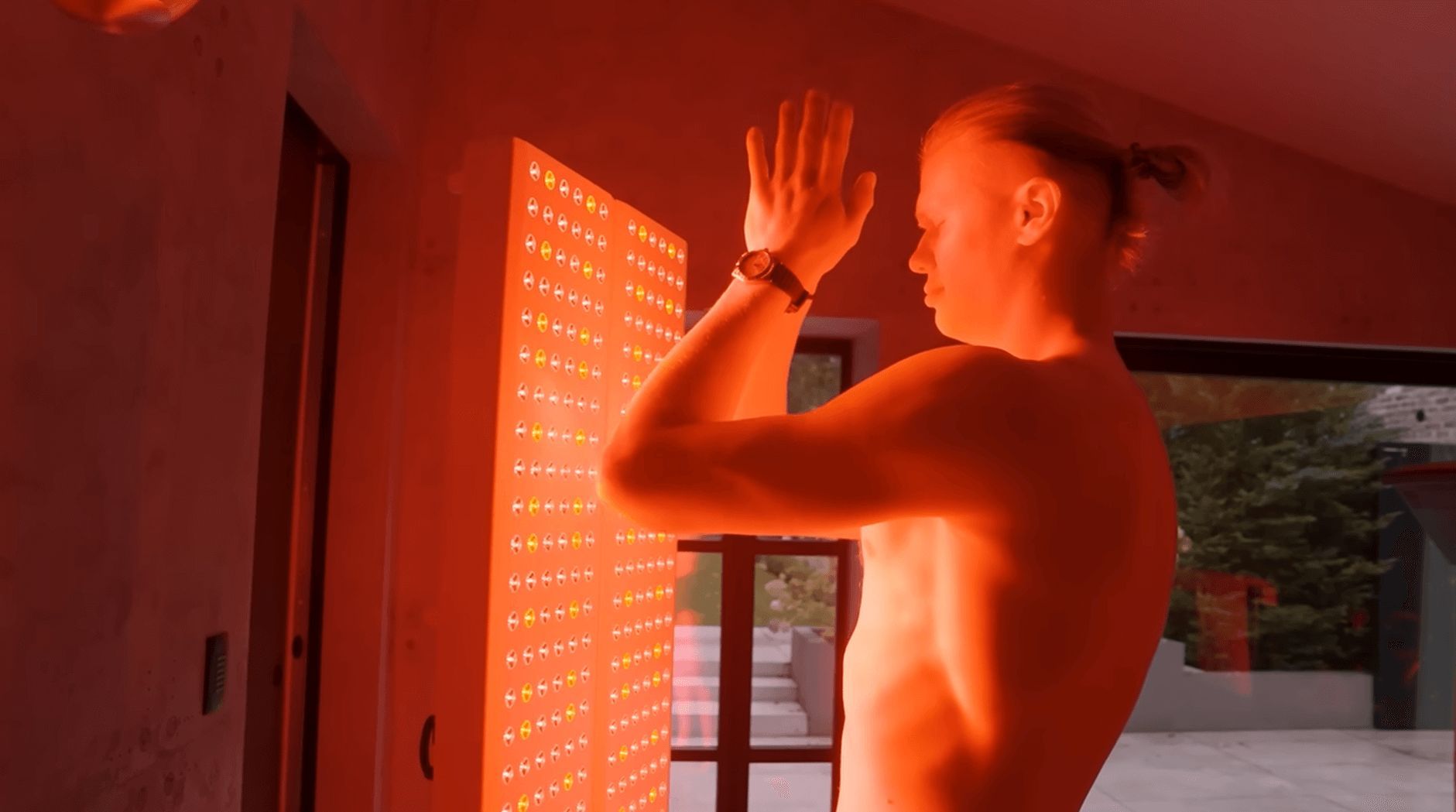  Erling Haaland muestra sus hábitos en su canal de YouTube.