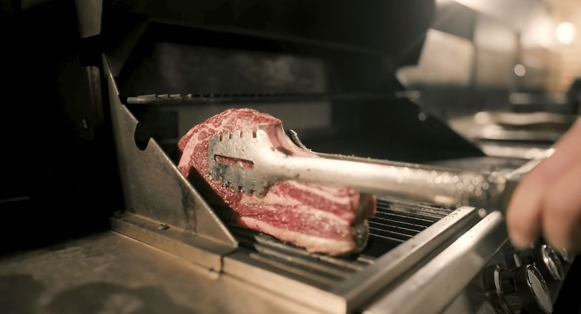  Erling Haaland muestra sus hábitos en su canal de YouTube.