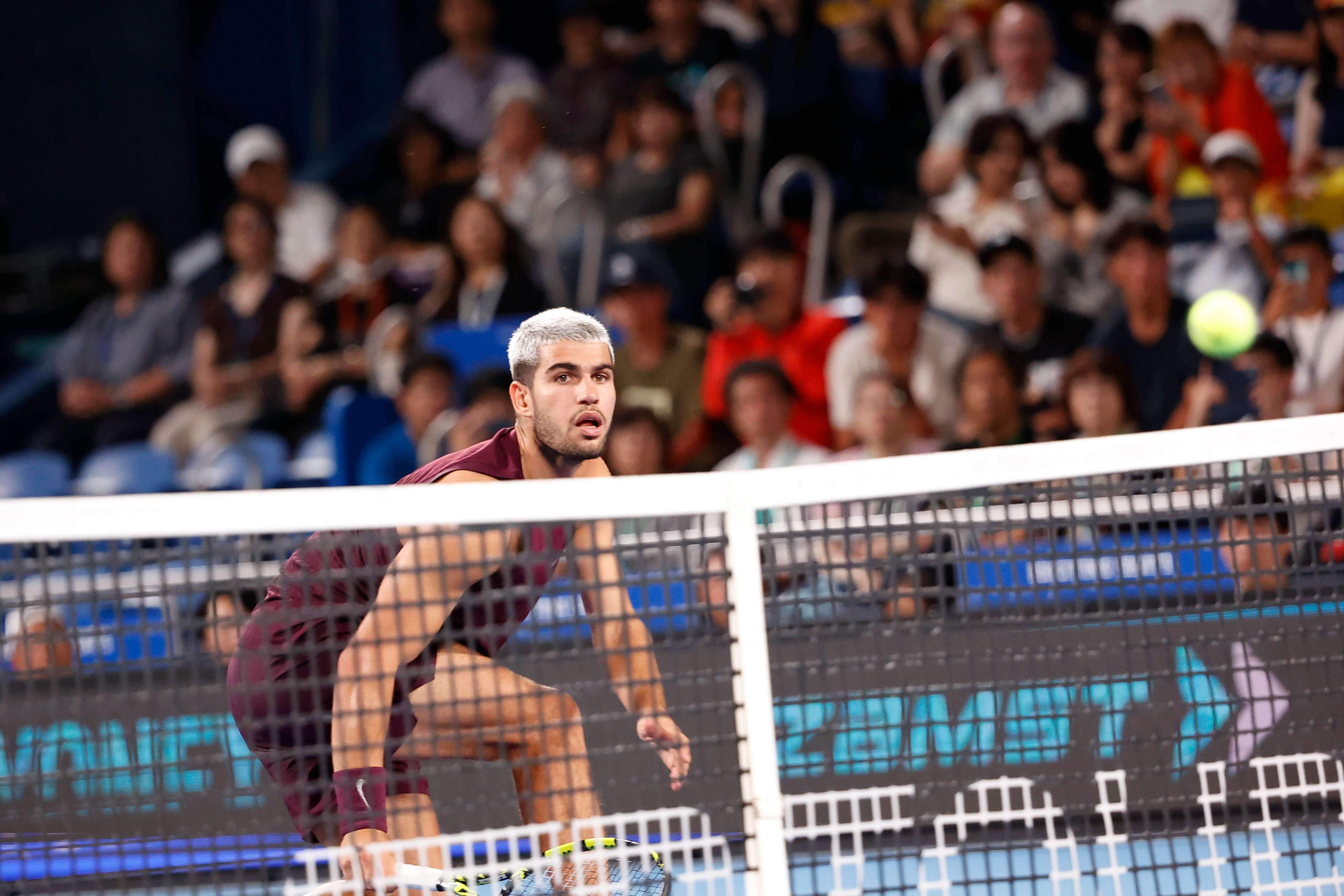 Carlos Alcaraz golpea la bola ante Nakashima en Tokio.