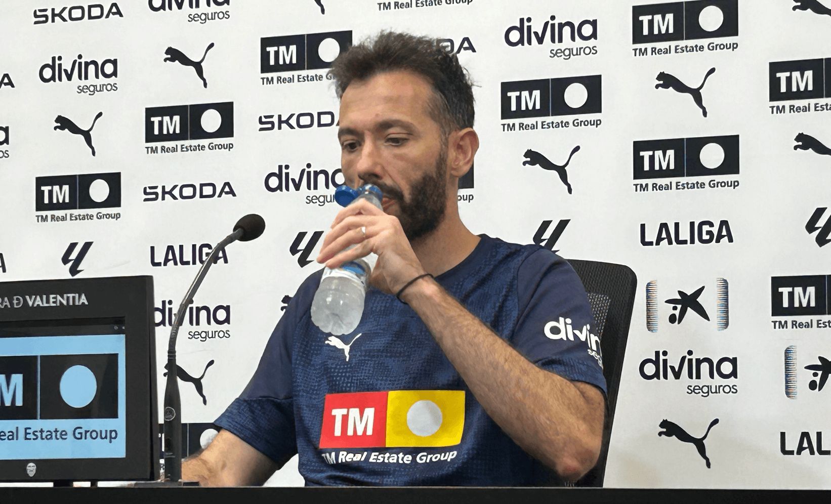  Carlos Corberán bebe agua