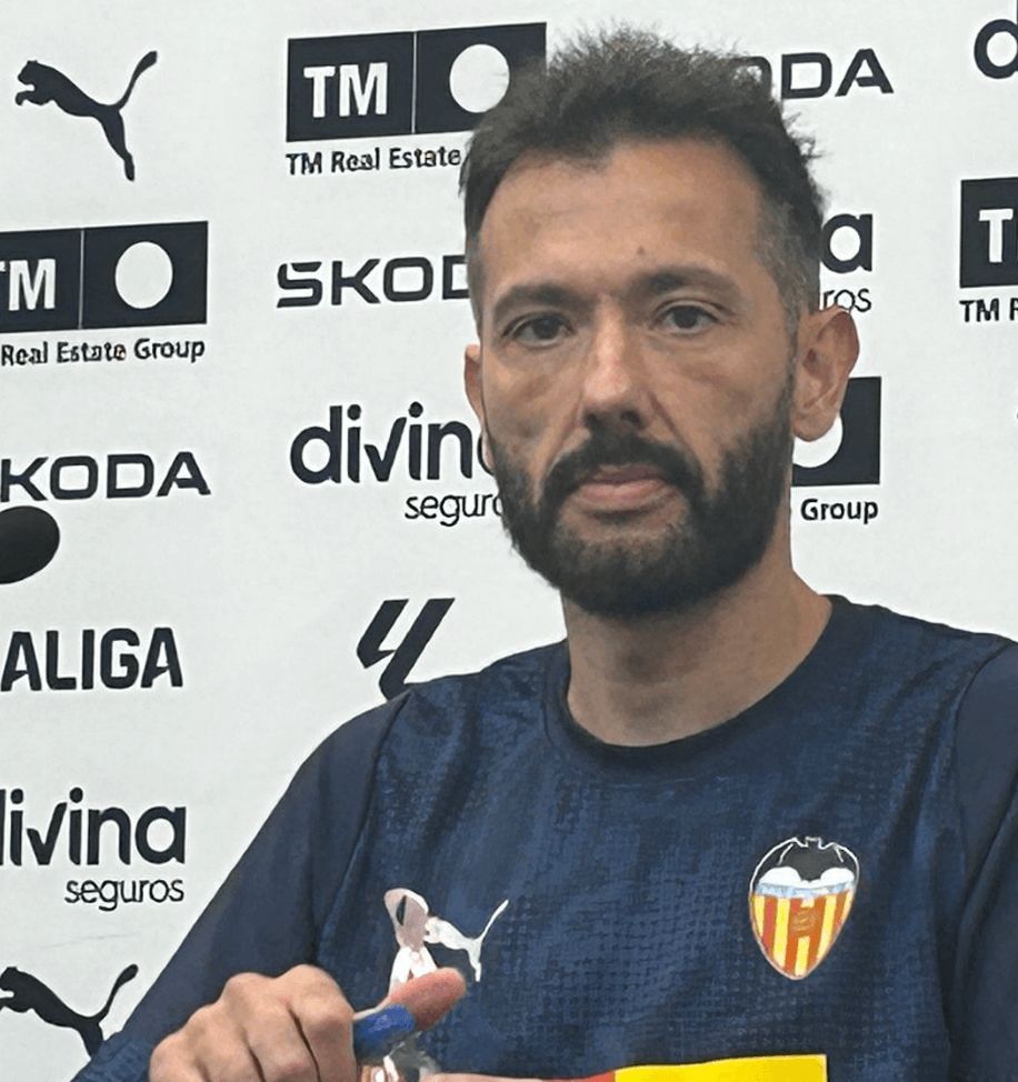 Carlos Corberán con el lazo rosa