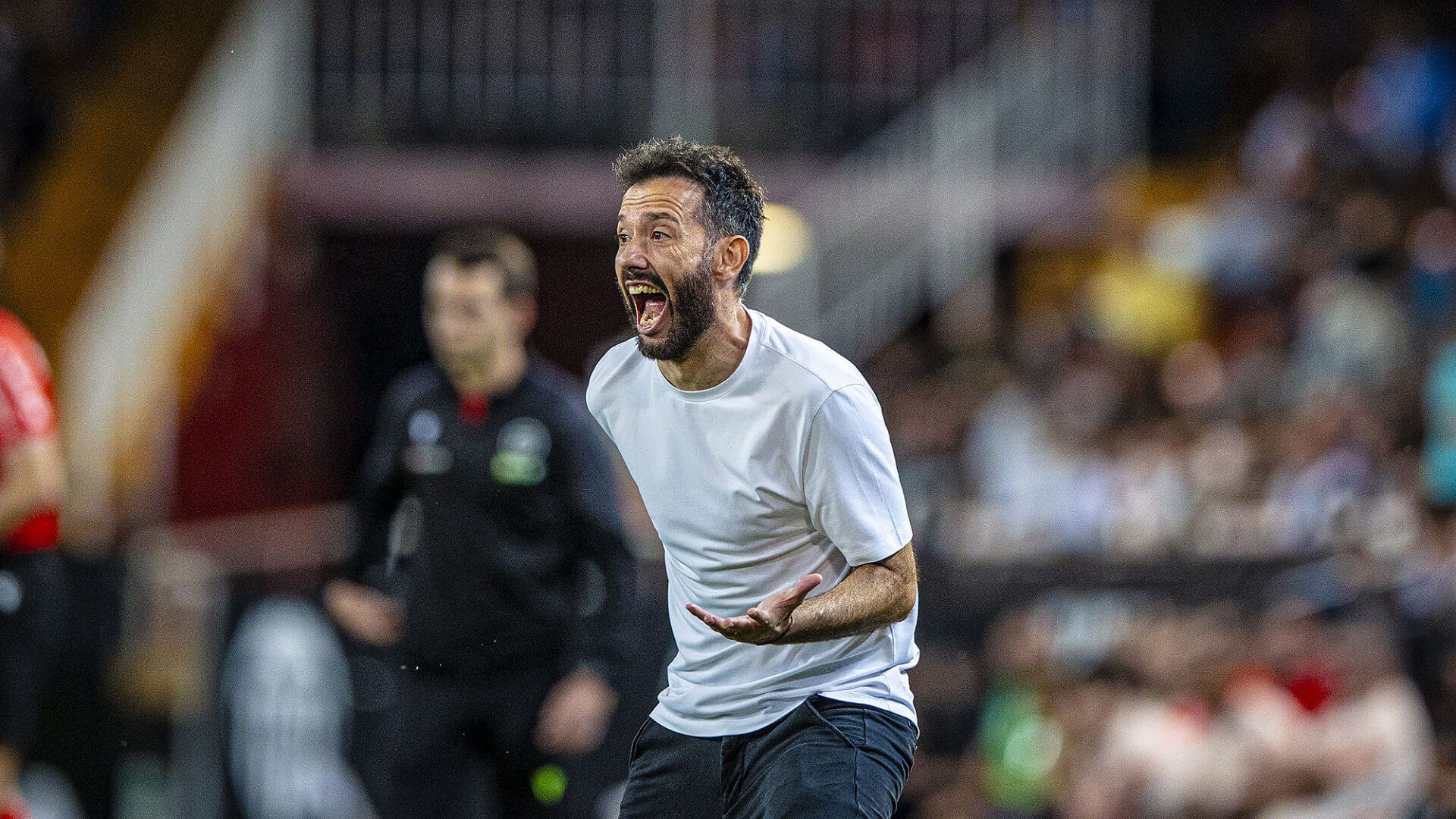  Carlos Corberán en Mestalla prepara cambios para el Girona - Valencia CF