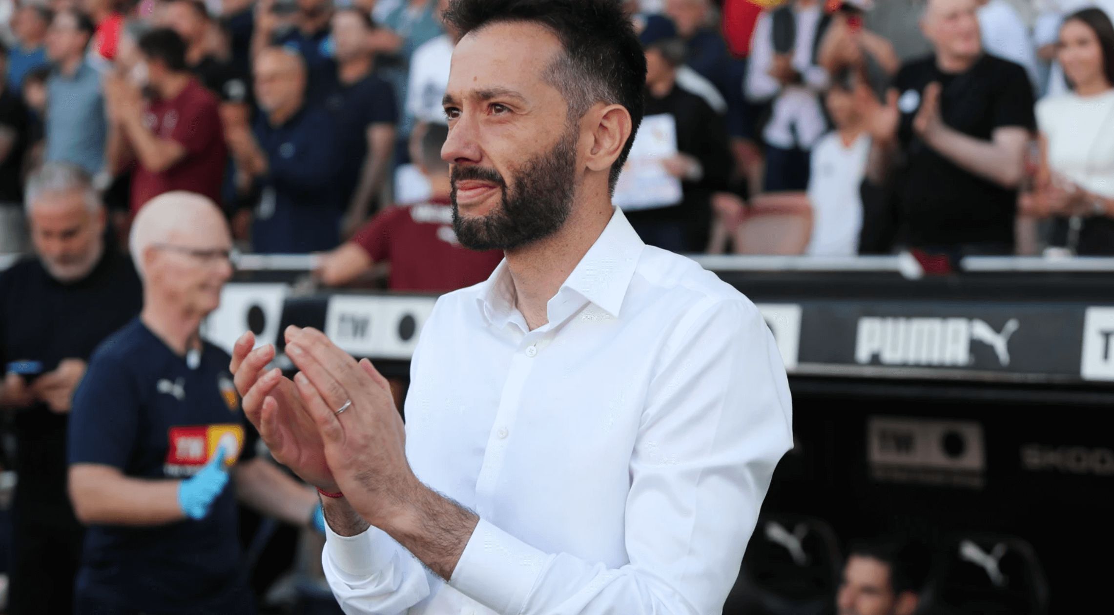  Carlos Corberán aplaude en Mestalla